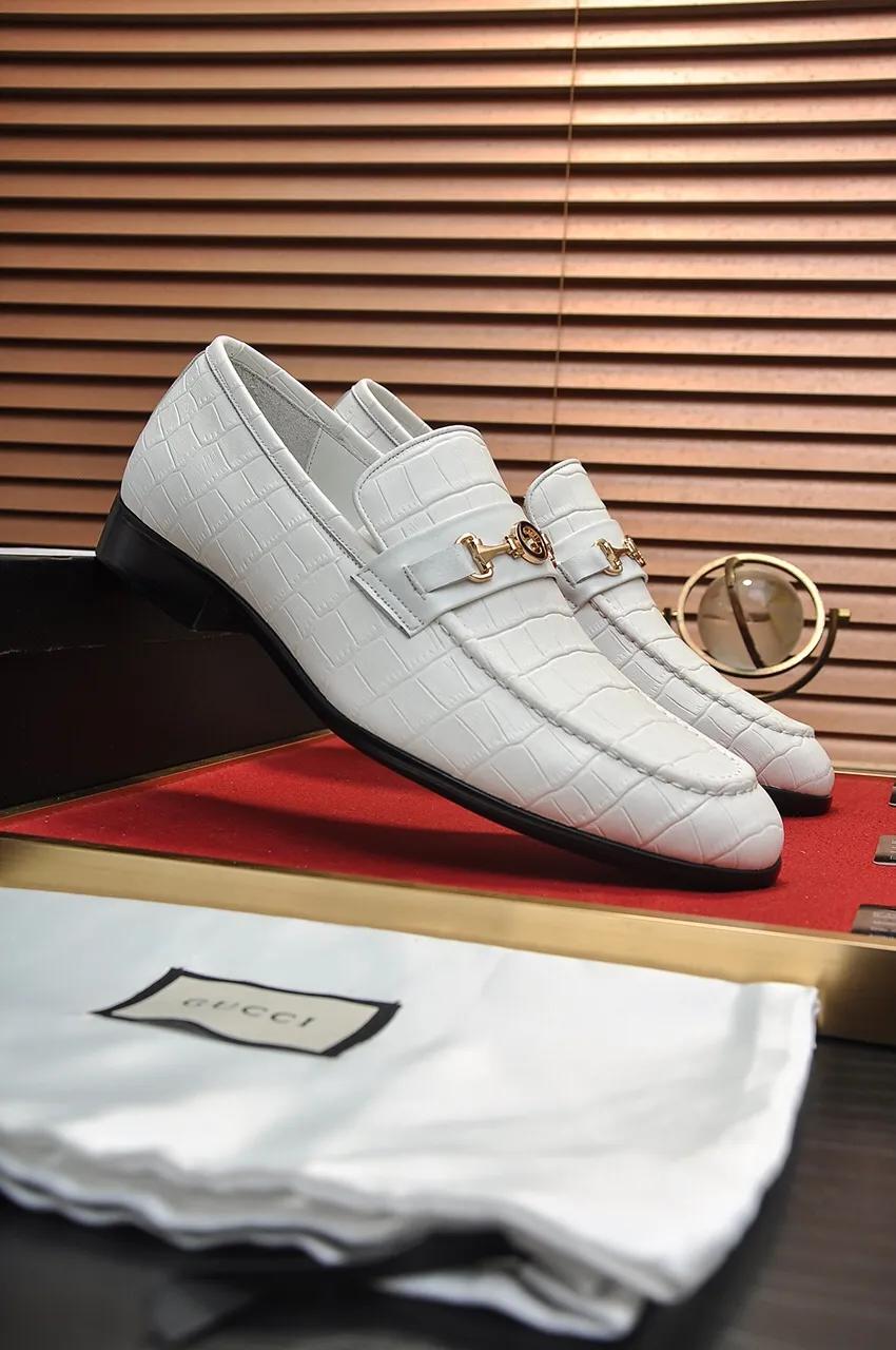 Men's shoes💰500💶Italy's top luxury men's shoe giant (GUCCI) (Gucci) (full cowhide lining) new arrival🍃Original European style🔰 Pleasant to the eye😍In order to make the shoes more durable and non-deformable🌀The production continues to follow traditional methods but there is still no lack of innovation💪Choose original sheepskin for the leather♻️ Smooth and natural And extra bright ⭐Made of imported cowhide, the first choice of rich people 38-45 (45 customized)